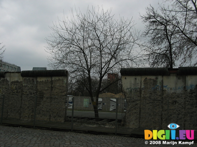 25186 Hole in old Berlin wall